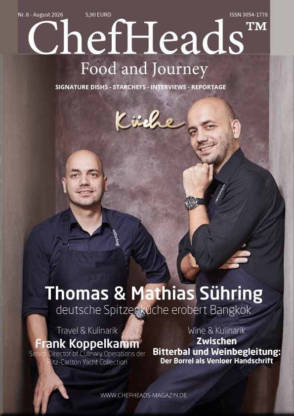 ChefHeads-Club-Magazin08 - ChefHeads-Club der Küchenchefs ChefHeads magazine cover showing chefs Thomas and Mathias Sühring in black outfits, posing in a kitchen, with the headline Thomas & Mathias Sühring and the subtitle deutsche Spitzenküche erobert Bangkok.