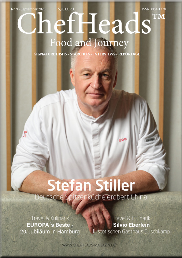 Cover_ChefHeads-Club-Magazin09 - ChefHeads-Club der Küchenchefs Magazine cover for ChefHeads: Food and Journey featuring chef Stefan Stiller in a white jacket, arms on a counter; headline and subtitle in German read 'Stefan Stiller' and 'Deutsche Spitzenküche erobert China'.